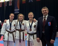 Iš kairės I. Andriūnaitė, N. Sventickytė, R. Zigmantavičiūtė, treneris A. Valuntonis